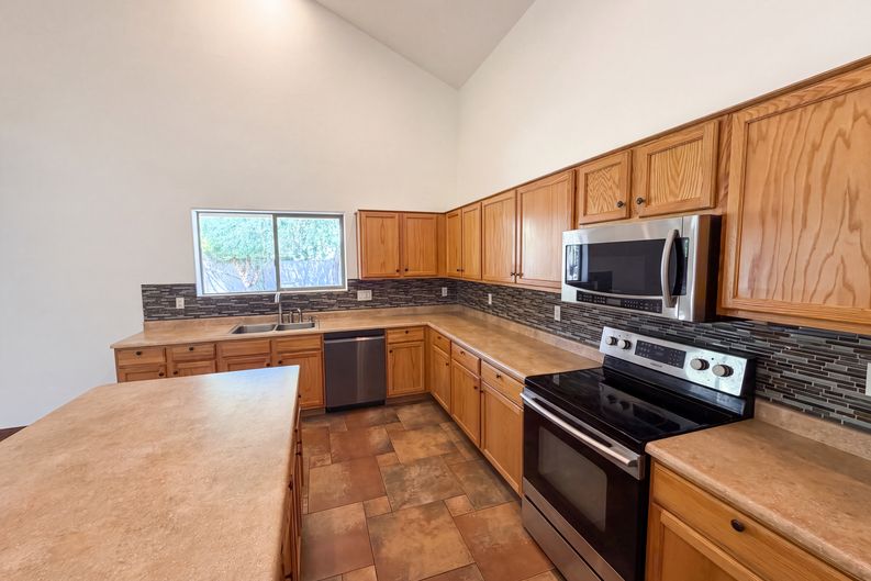 Photo 10 of 39 of 7428 S 15th Dr, Phoenix, AZ