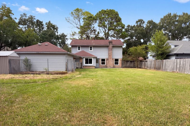 Photo 5 of 25 of 16121 Lakeview Dr, Jersey Village, TX