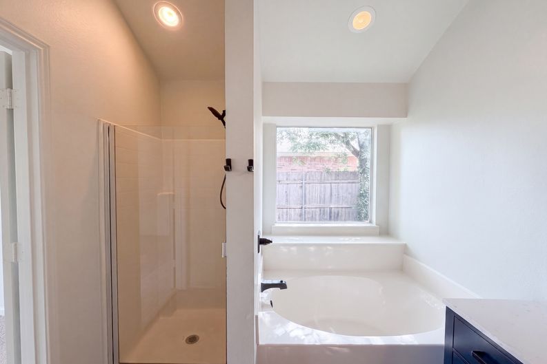 Photo 10 of 20 of 825 Dixon Ln, Denton, TX