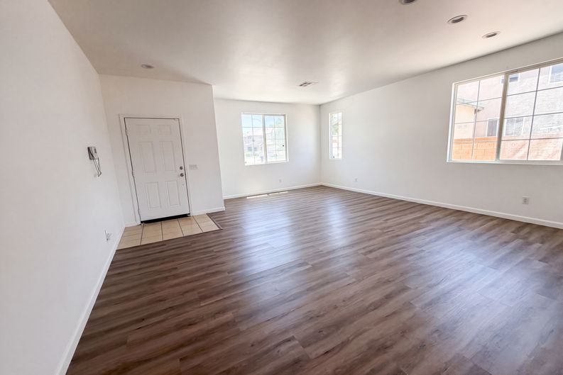 Photo 3 of 28 of 3147 W Lingard St, Lancaster, CA