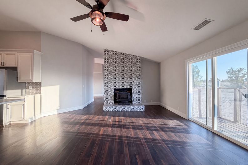 Photo 14 of 40 of 1401 60th St W, Rosamond, CA