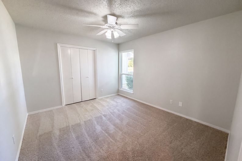 Photo 15 of 27 of 1208 Hillcrest Dr, Euless, TX