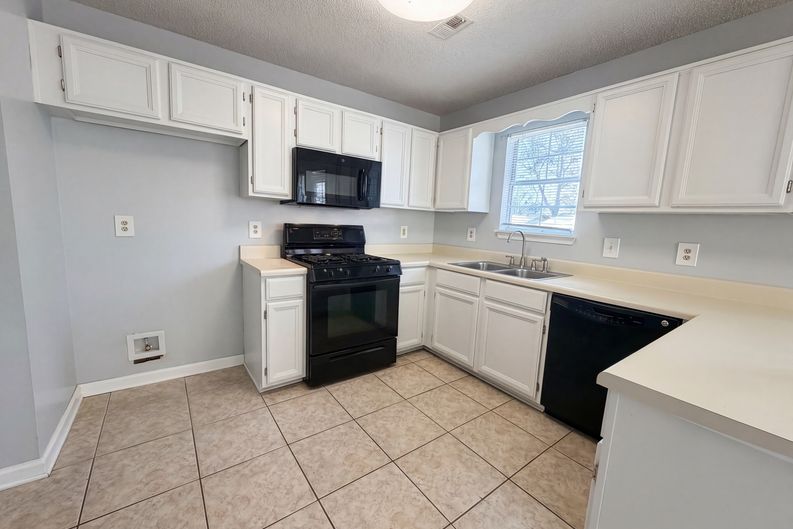 Photo 12 of 22 of 1390 Chapel Hill Ln SW, Marietta, GA