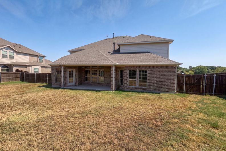 Photo 5 of 38 of 908 Heath Creek Dr, Desoto, TX