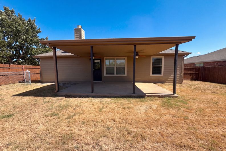 Photo 5 of 28 of 809 Canyon Cove Dr, Burleson, TX