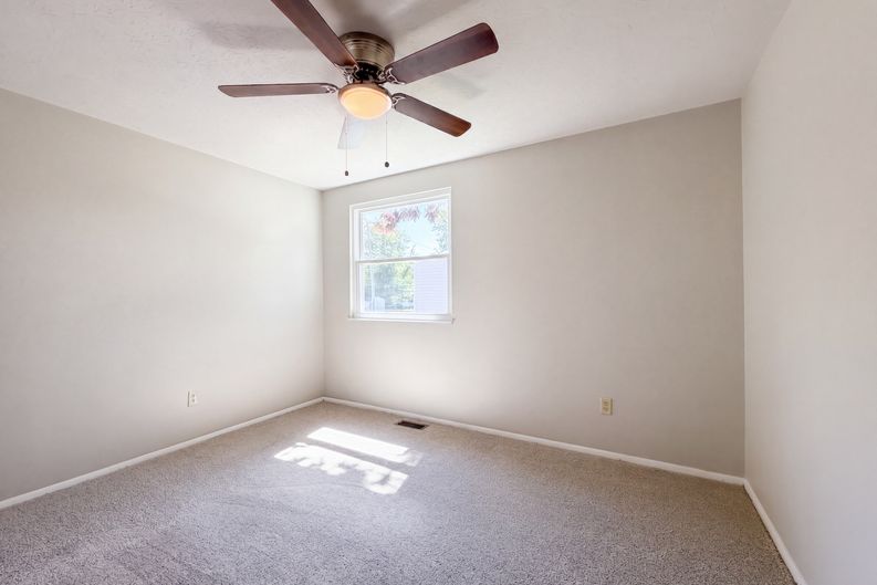 Photo 13 of 33 of 2891 Grosvenor Dr, Cincinnati, OH