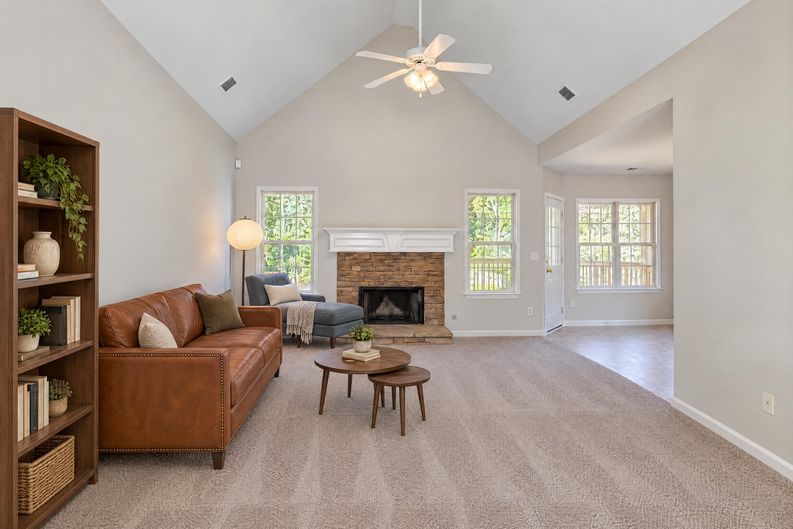 Photo 3 of 31 of 1041 Topaz Ln, Lithia Springs, GA