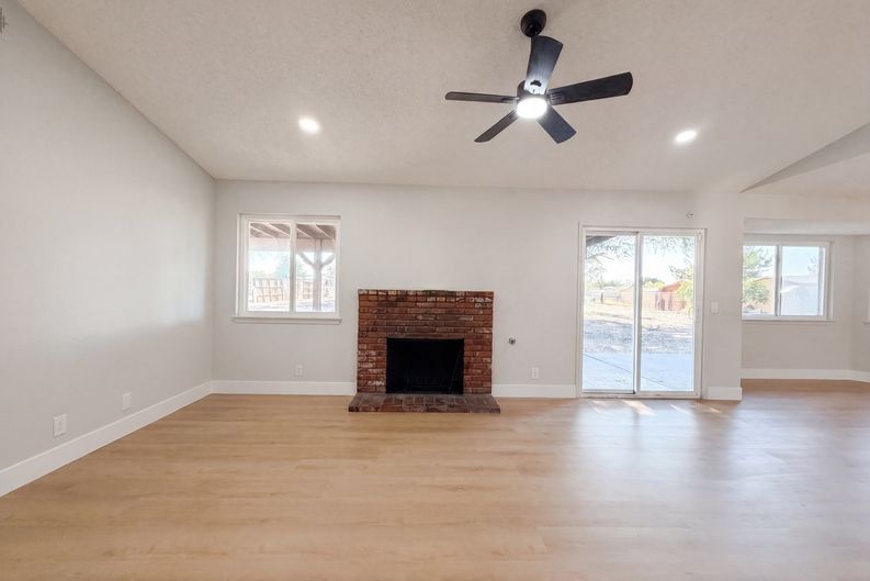 Photo 3 of 21 of 40733 176th St E, Lancaster, CA