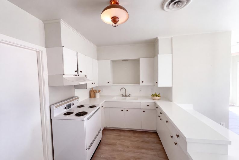 Photo 9 of 26 of 1205 G St, Floresville, TX