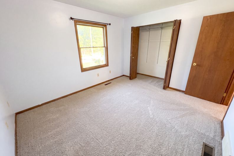 Photo 4 of 26 of 1720 24th Ave SE, Rochester, MN