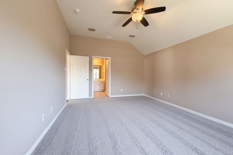 Photo 15 of 21 of 5327 Lake Gardens Dr, Grand Prairie, TX