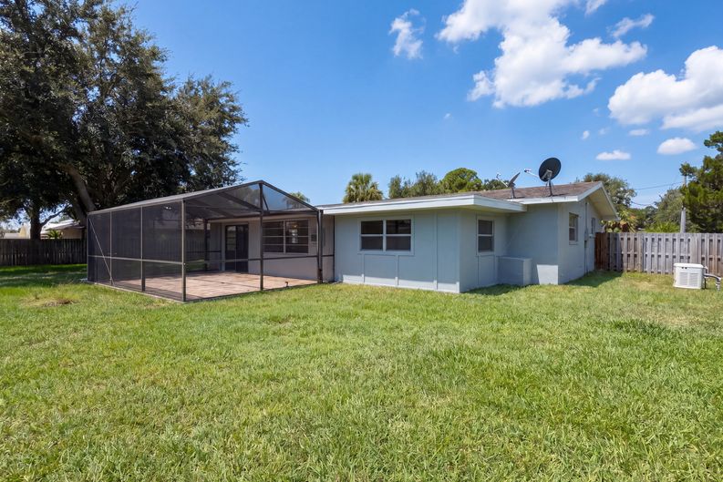 Photo 5 of 30 of 2617 S Fairway Dr, Melbourne, FL
