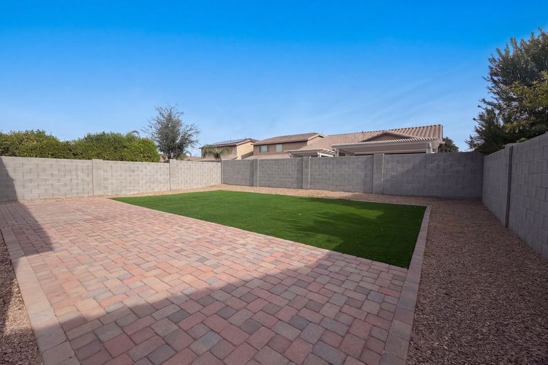 Photo 15 of 18 of 810 W Whistling Thorn Ave, San Tan Valley, AZ