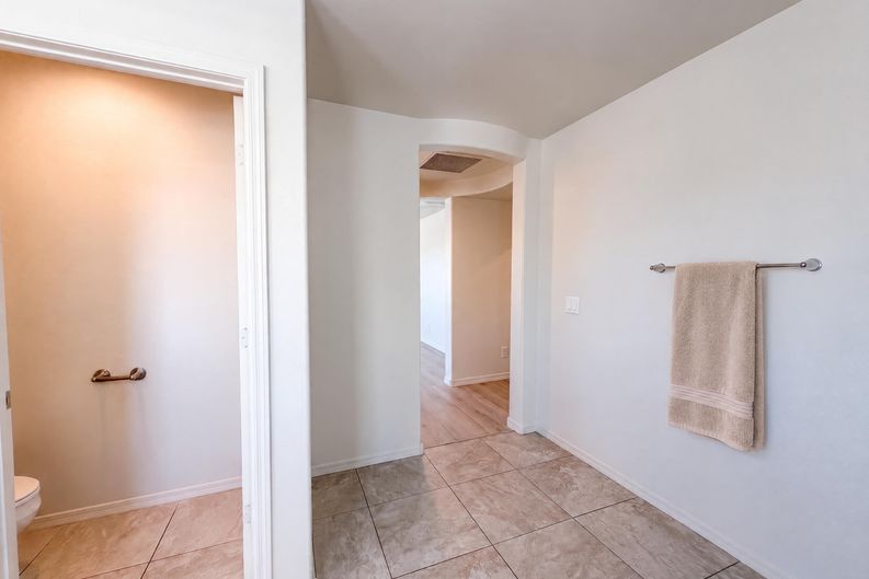 Photo 9 of 30 of 841 E Gary Ln, Phoenix, AZ