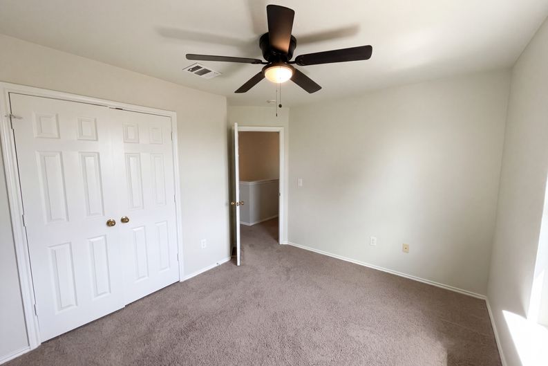 Photo 10 of 23 of 9420 Dublin Grn, San Antonio, TX