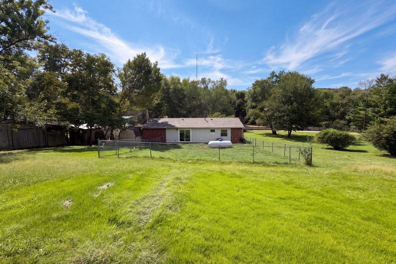 Photo 5 of 17 of 6436 Kathy Dr, High Ridge, MO
