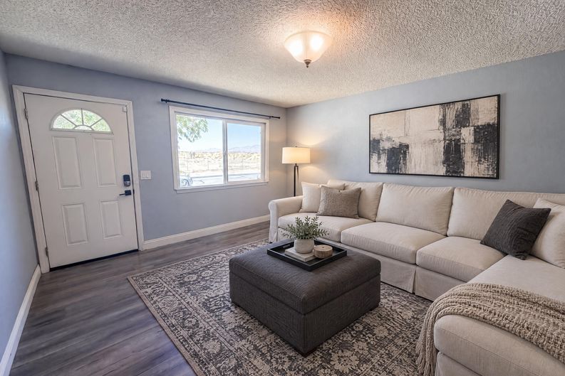 Photo 7 of 17 of 15929 La Verida Dr, Victorville, CA