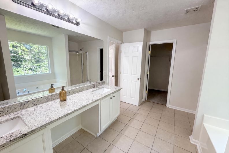 Photo 15 of 25 of 3582 Coveside Ct, Loganville, GA