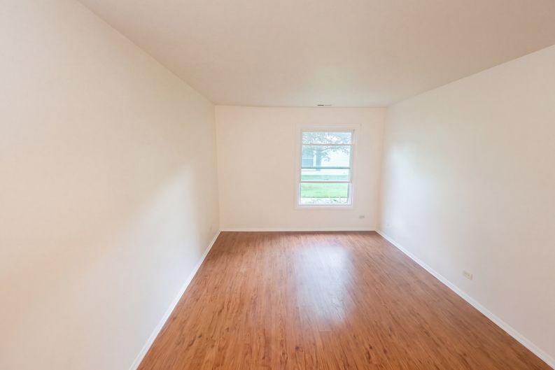 Photo 4 of 26 of 1186 E Azalea Ln, Palatine, IL