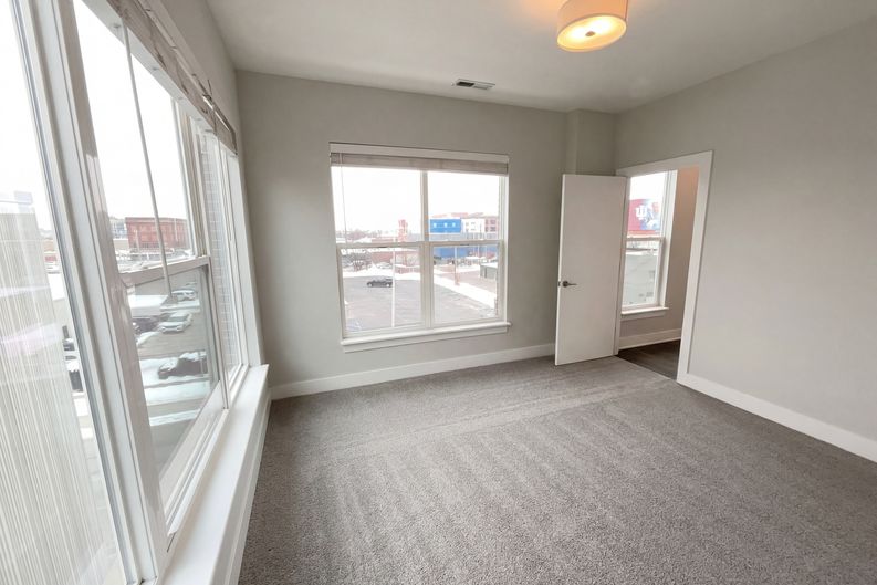 Photo 11 of 18 of 727 N Illinois St, Indianapolis, IN