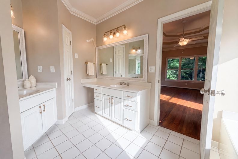 Photo 11 of 34 of 2299 Camden Dr SW, Marietta, GA