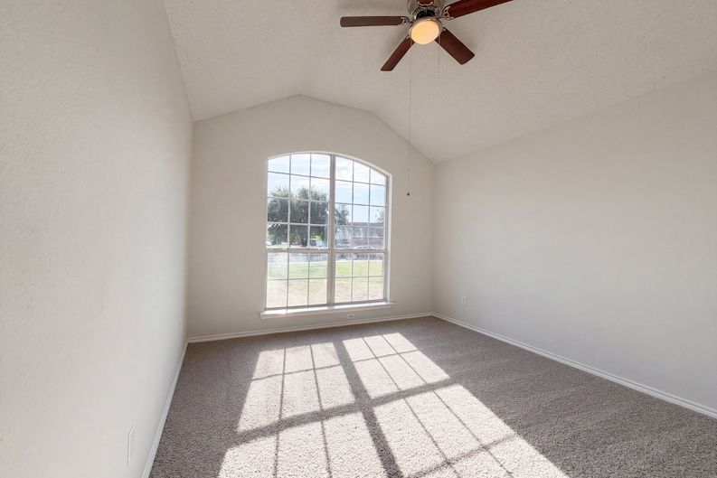 Photo 12 of 18 of 9 Fern Oak Ct, Mansfield, TX