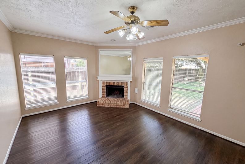 Photo 11 of 28 of 4215 River Ranch Dr, Pasadena, TX