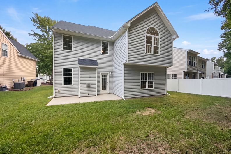 Photo 5 of 16 of 8213 Marshall Brae Dr, Raleigh, NC