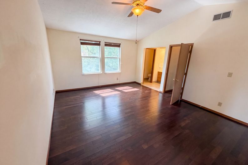 Photo 13 of 38 of 5357 Carina Ct, Hilliard, OH