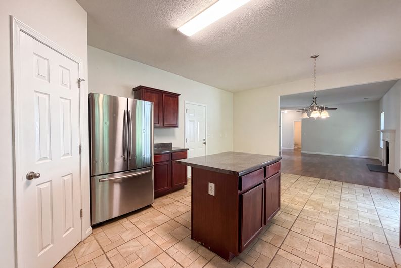 Photo 13 of 29 of 6257 Polar Fox Ct, Riverdale, GA