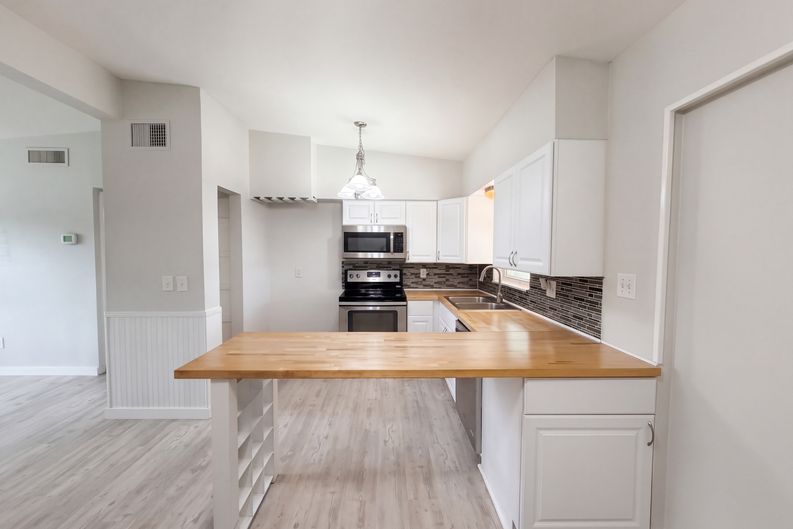 Photo 8 of 24 of 1371 Jeffords St, Clearwater, FL