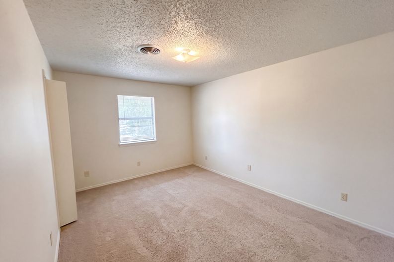 Photo 10 of 20 of 3206 Lansbrook Ct, Duncan, OK