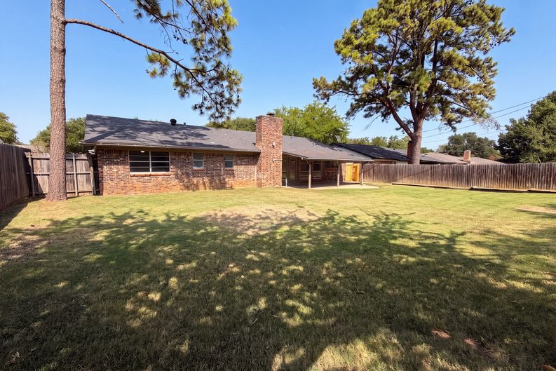 Photo 23 of 25 of 2136 Mountainview Dr, Hurst, TX