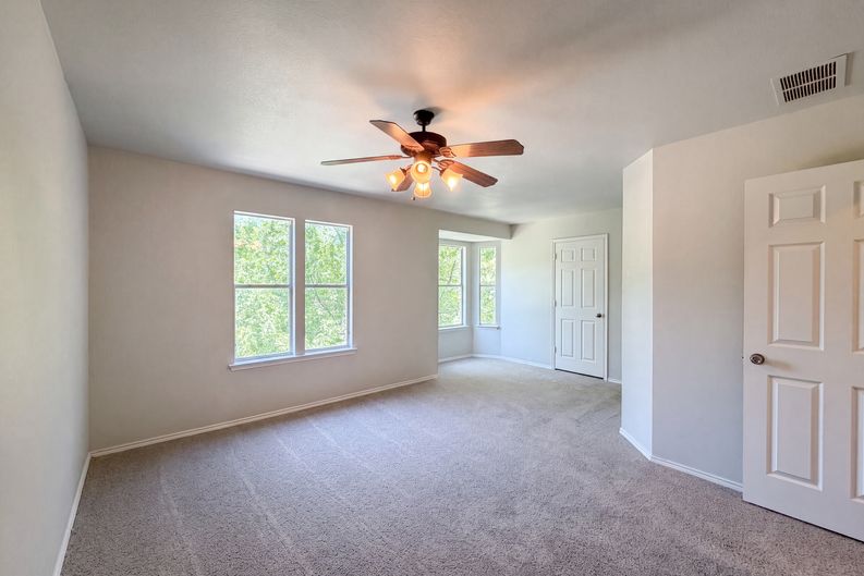 Photo 13 of 26 of 10636 Traymore Dr, Fort Worth, TX