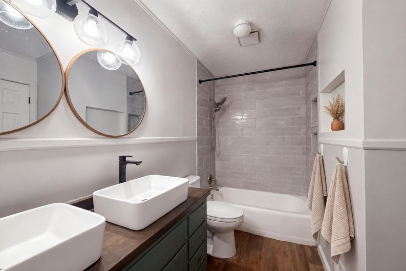 Photo 6 of 21 of 3809 S Drumm Ave, Independence, MO