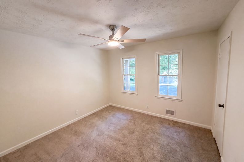 Photo 12 of 35 of 1825 Marsh Creek Dr, Lawrenceville, GA