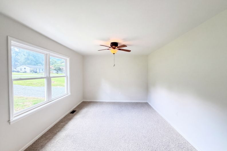 Photo 8 of 16 of 8332 Clear Meadow Ln, Charlotte, NC