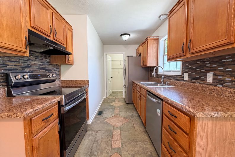 Photo 10 of 15 of 1037 Shadowbrook Dr, Greenbrier, TN