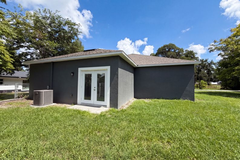 Photo 5 of 27 of 1013 W 11th St, Sanford, FL