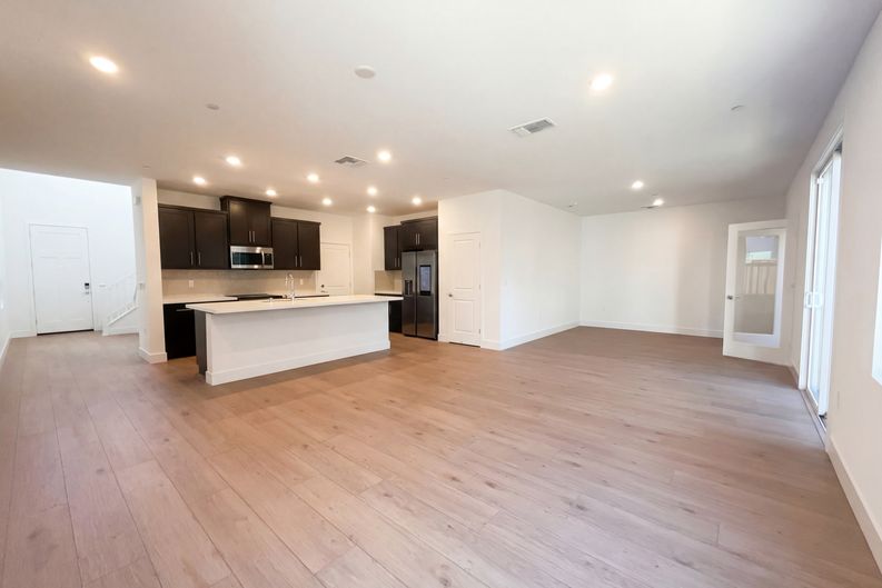 Photo 3 of 36 of 441 N Paso Robles Dr, Tracy, CA