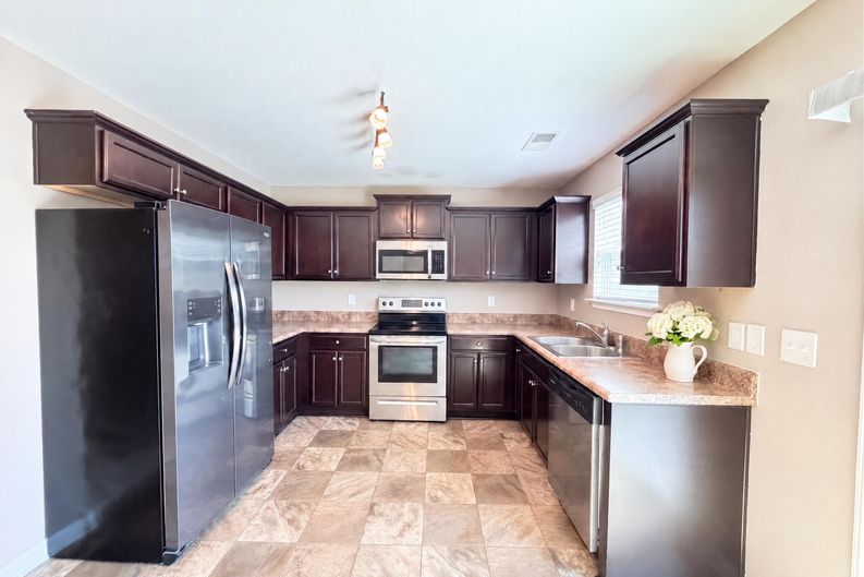 Photo 3 of 19 of 1578 Zeverly St, Winston Salem, NC