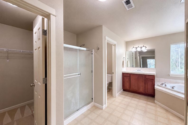 Photo 17 of 23 of 1724 SW Willowview Ter, Beaverton, OR