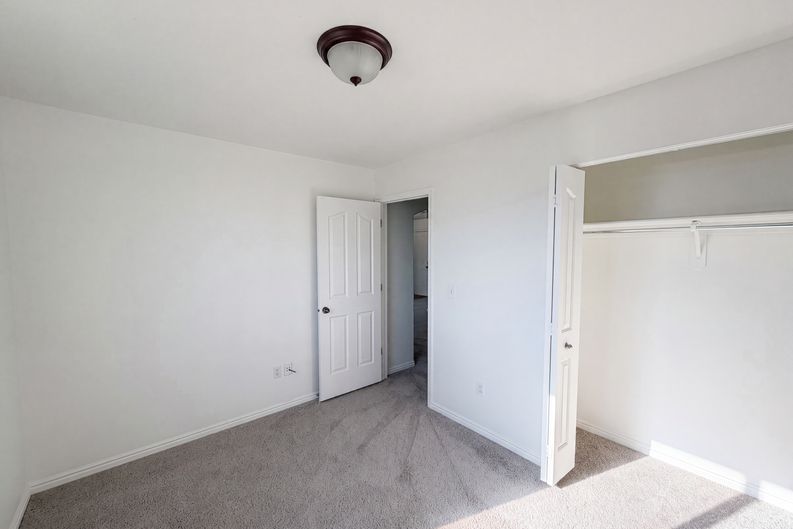 Photo 13 of 18 of 14273 S Heartstone Cir, Herriman, UT