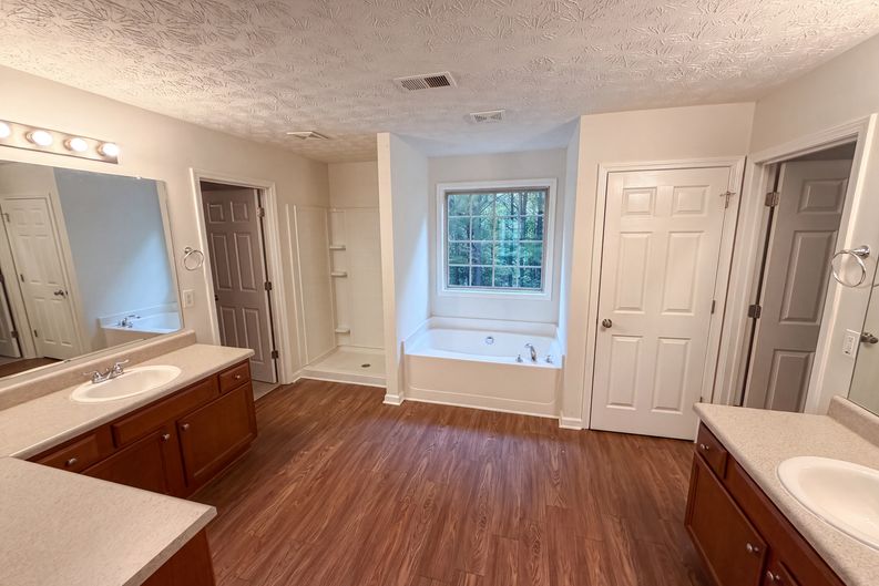 Photo 10 of 28 of 5747 Union Pointe Dr, Union City, GA