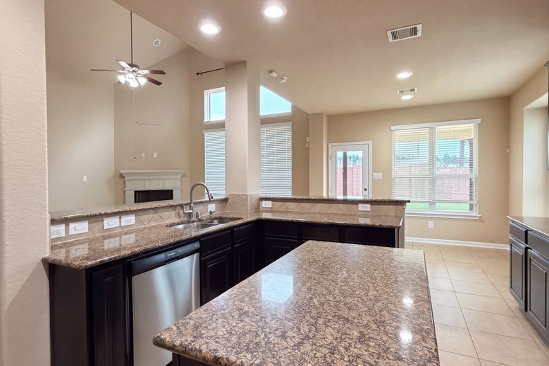 Photo 11 of 40 of 9003 Newcroft Ct, Tomball, TX