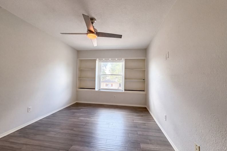 Photo 12 of 19 of 2831 Red Oak Dr, Grand Prairie, TX