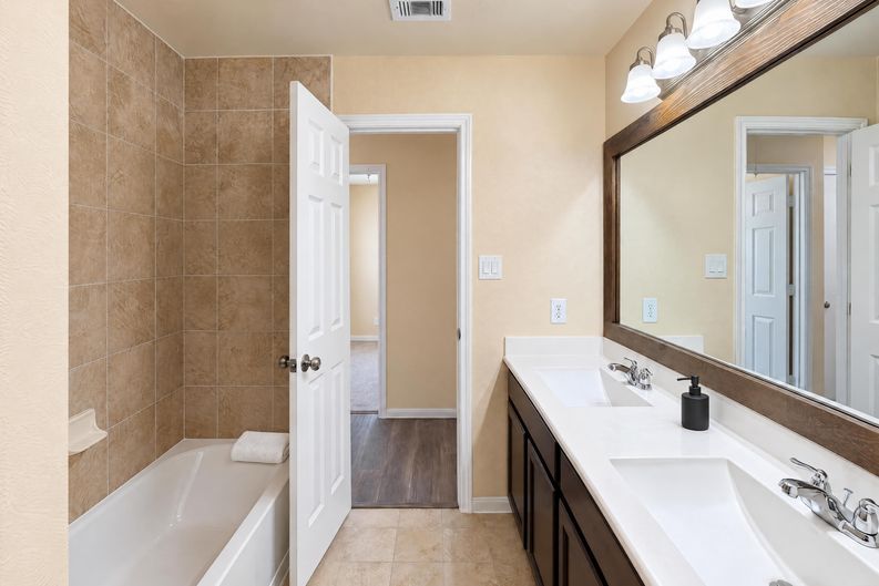 Photo 19 of 26 of 6516 Stoney Creek Dr, Pasadena, TX