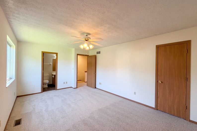 Photo 4 of 34 of 3192 Wild Dunes Ct, Pickerington, OH