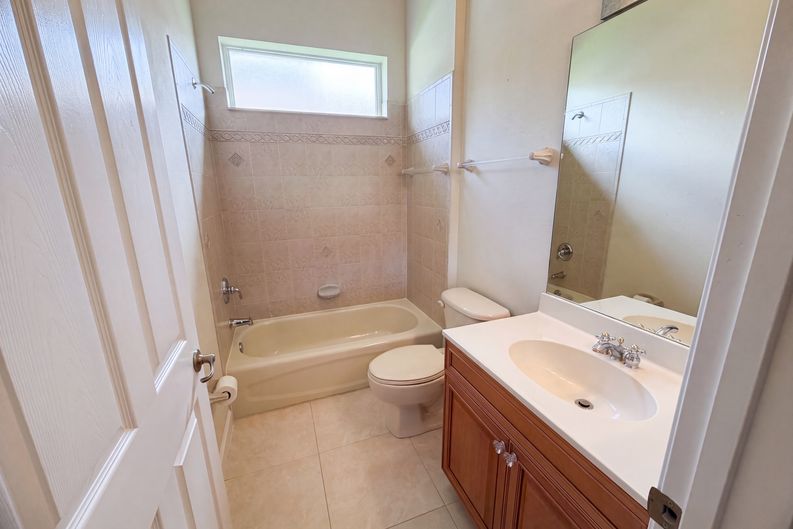 Photo 18 of 30 of 424 NW Dover Ct, Port Saint Lucie, FL