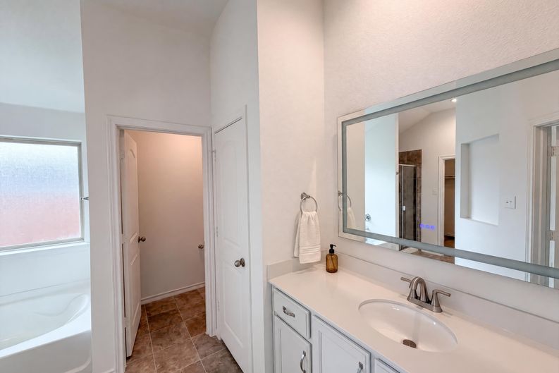 Photo 14 of 19 of 1631 Glade Meadows Dr, Joshua, TX